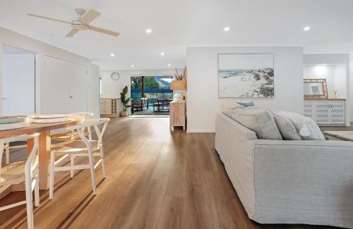 Noosa Heads House | Walk to Hastings Street, Noosa Sound
