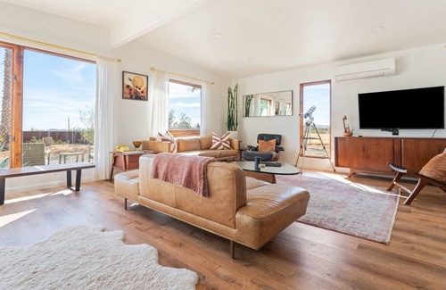 Yucca Valley House | Walk to La Copine - Private Retreat Pool + Hot Tub