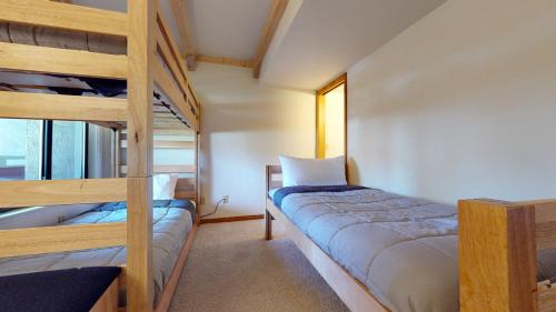 Mammoth Lakes House | Walk to Lift Updated 2 Bedroom 2 and a Half Bathrooms 1849 Condos 209 Steps to Canyon Lodge Sleeps 6