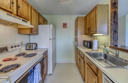 Waitsfield Condo | Walk to lifts condo near Sugarbush Resort at Mt. Ellen with pool