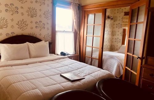 Pacific Grove Hotel | WALK TO OCEAN- QUEEN BED WITH BONUS TWIN BED