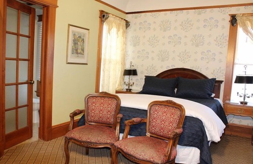 Pacific Grove Hotel | WALK TO OCEAN- QUEEN BED WITH BONUS TWIN BED