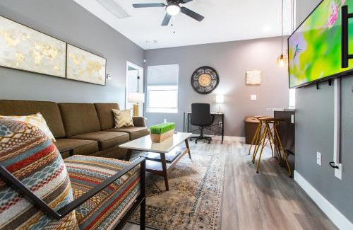 University Heights Apartment | Walk To Restaurants, Fast Wifi, Ac
