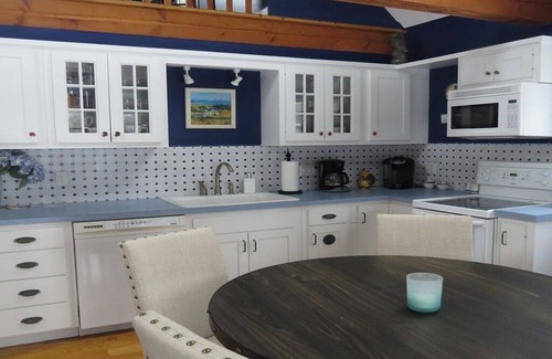 South Orleans Condo | Walk to the beach at Little Pleasant Bay from this newly decorated cottage!