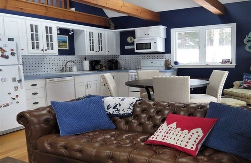 South Orleans Condo | Walk to the beach at Little Pleasant Bay from this newly decorated cottage!