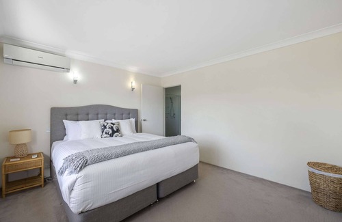 Korora House | Walk to the Beach, Sleeps 9, 4 Bedrooms, 2.5 Bathrooms