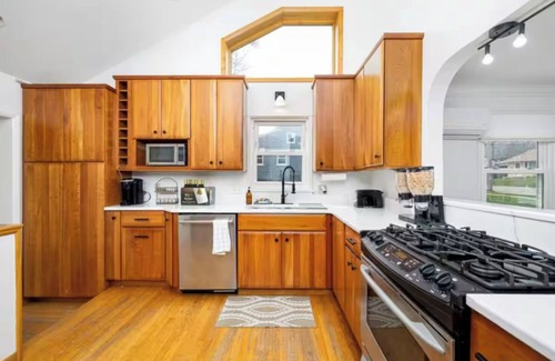 Ann Arbor House | Walk to the Big House, Sleeps 8, 4 bedrooms, 2 full bathrooms, 3 living rooms