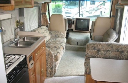 West Hills House | Walk to the Sound! From Fabulous RV with AC in charming Port Orchard!