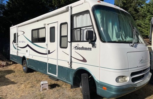 West Hills House | Walk to the Sound! From Fabulous RV with AC in charming Port Orchard!