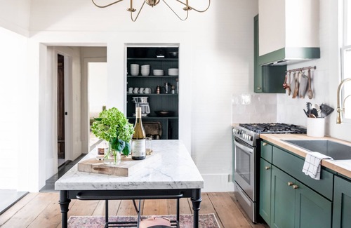Fayetteville House | WALK TO TOWN + Restored Vintage Vibe + Sleeps 8