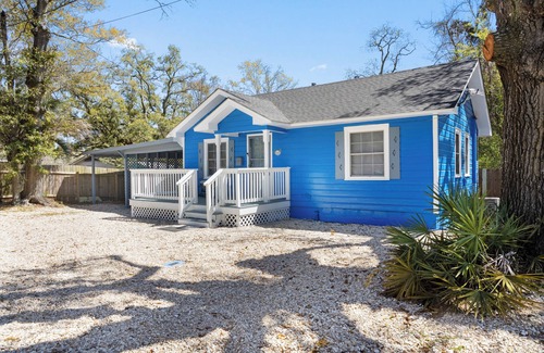 Gulfport Cottage | Walk2Beach-Playground-Short drive 2JonesPark-Aquarium-Coliseum-Family Fun.