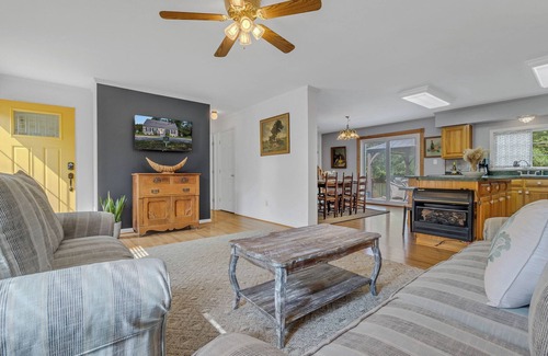 Irvington House | Walkable Shops and Dining. Family size & Dog Friendly