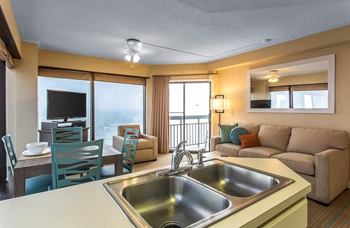 Downtown Myrtle Beach Resort | Walking distance from the Carolina Country Music Festival!