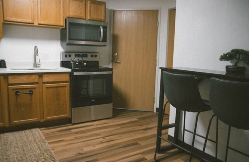 East Hillside Apartment | Walking Distance from Hospitals, Lake-walk and Restaurants