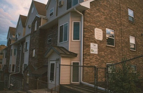 East Hillside Apartment | Walking Distance from Hospitals, Lake-walk and Restaurants