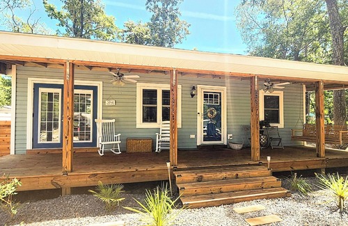 Tranquil Harbour Cottage | Walking Distance to the Beach 2 Bed 1 Bath Beach Cottage on beautiful Oak Island