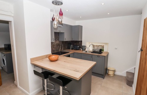 Ambergate Cottage | WALNUT BARN, family friendly, character holiday cottage in Ambergate
