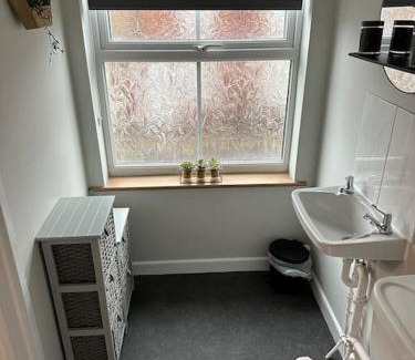 King's Lynn Apartment | Walnut House - Modern 1 Bedroom Apartment very close to town by Shortstays4u