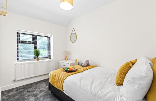 Walsall House | Walsall - 4 Bedroom House, Wi-Fi, Garden , Sleeps 8 - JRR Stays