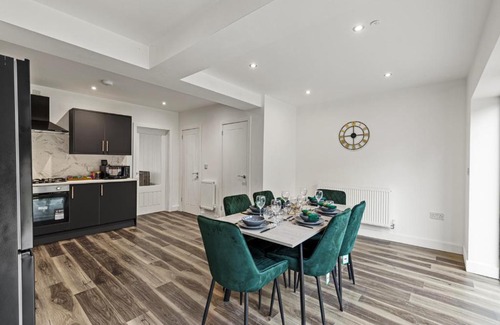 Walsall House | Walsall - 4 Bedroom House, Wi-Fi, Garden , Sleeps 8 - JRR Stays