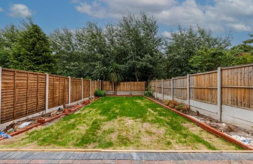 Walsall House | Walsall - 4 Bedroom House, Wi-Fi, Garden , Sleeps 8 - JRR Stays
