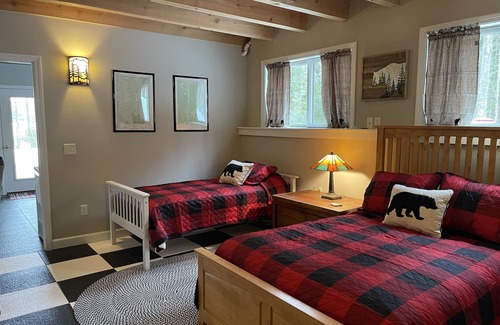 Rangeley Plantation House | "Wander Inn" to Lakefront Comfort on Mooselookmeguntic Lake.