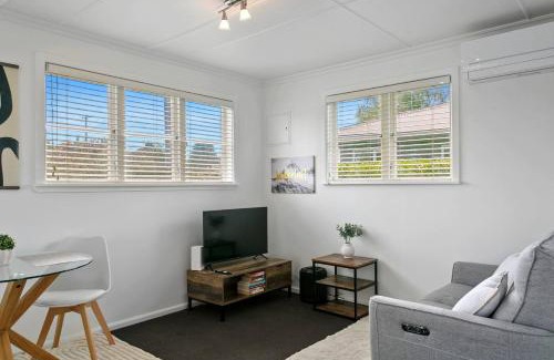 Taupo House | Wanderlust Retreat- Quaint and Romantic Cottage