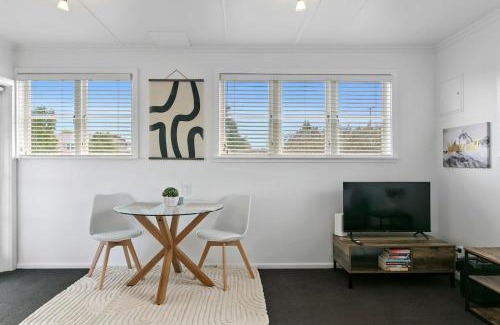Taupo House | Wanderlust Retreat- Quaint and Romantic Cottage