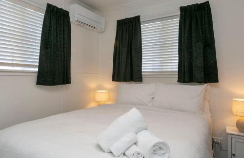 Taupo House | Wanderlust Retreat- Quaint and Romantic Cottage