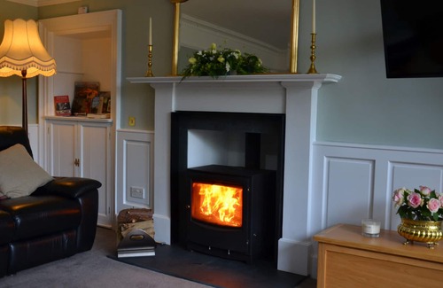 Kirkhill Cottage | Wardlaw House - a house that sleeps 6 guests in 3 bedrooms