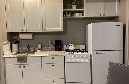 Warm Mineral Springs Apartment | WARM MINERAL SPRINGS MODERN WATERFRONT STUDIO