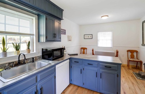 Warrensville House | Warrensville Home: Deck, Fire Pit & Mountain Views