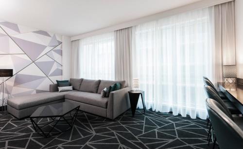 Downtown Montreal Hotel | Warwick Le Crystal - Montréal