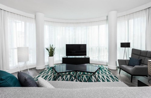 Downtown Montreal Hotel | Warwick Le Crystal - Montréal