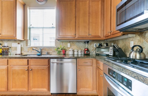 Montrose House | Washington Corridor & Park Living 2 Bedroom Home by RedAwning