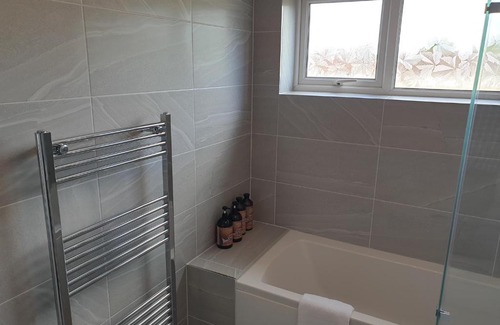 Washington House | Washington's Diamond 3 Bedroom House Sleeps 6Guest