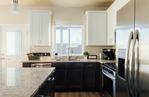 Hildale House | Water Canyon, So Zion, 4bed, 3Bath, Hot Tub, Deck, Fire Pit