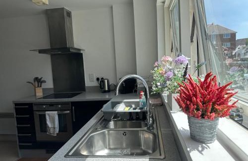 Castle Apartment | Water Front APT Walk to the Beach & City Centre