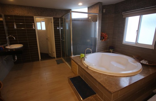Big Beach House | Water Front Hotel