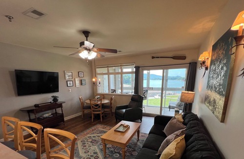 Huddleston Resort | Water front king beds resort w/ amenities at Mariners Landing