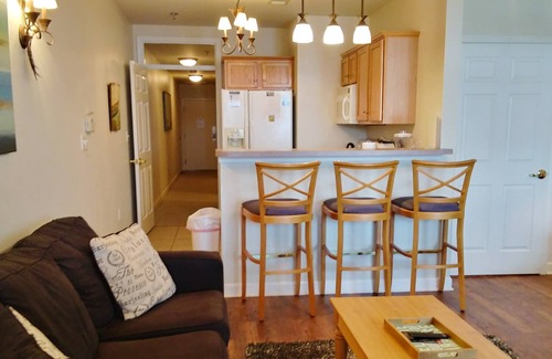 Huddleston Resort | Water front king beds resort w/ amenities at Mariners Landing