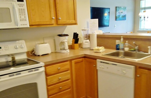 Huddleston Resort | Water front king beds resort w/ amenities at Mariners Landing
