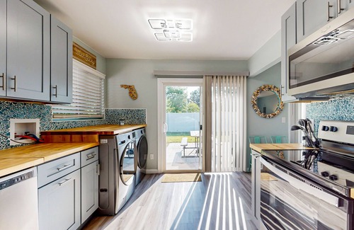 Indian Trails House | Water-view dog-friendly home with outdoor space & entertainment options