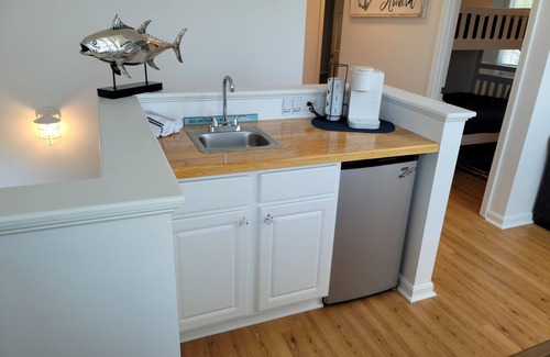 Snug Harbor House | Water View " THE PIPERS NEST " - minutes to the beach, located in Snug harbour !