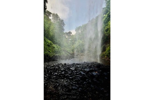Coelbren Apartment | Waterfall country Apartments sleeping Giant