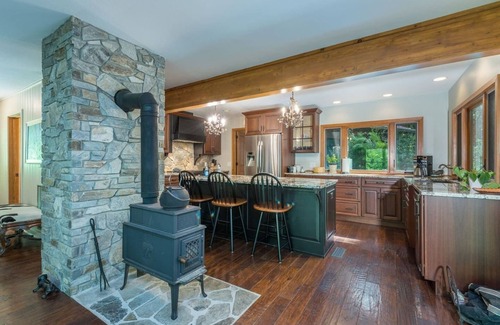 Lynn House | Waterfall Escape Fire Pit Riverfront Peaceful