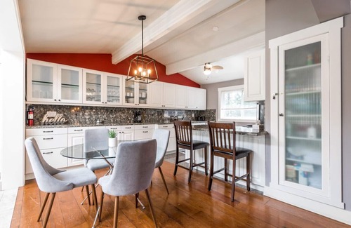 Bracebridge House | Waterfalls * Hottub * Sauna * WIFI * FIREPIT * Luxury