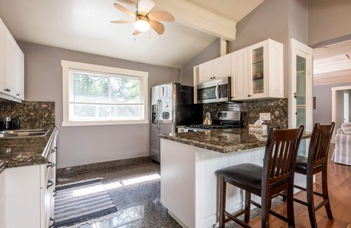 Bracebridge House | Waterfalls * Hottub * Sauna * WIFI * FIREPIT * Luxury