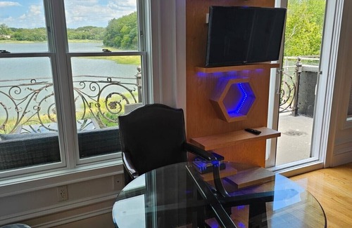Queens House | Waterfront 1-Bedroom with AC, WiFi in Queens close to JFK and LaGuardia Airportn