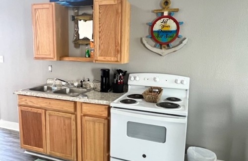 Aransas Pass Cabin | Waterfront 2 bedroom Cabin @Fin and Feather Marina in Aransas Pass. Full kitchen